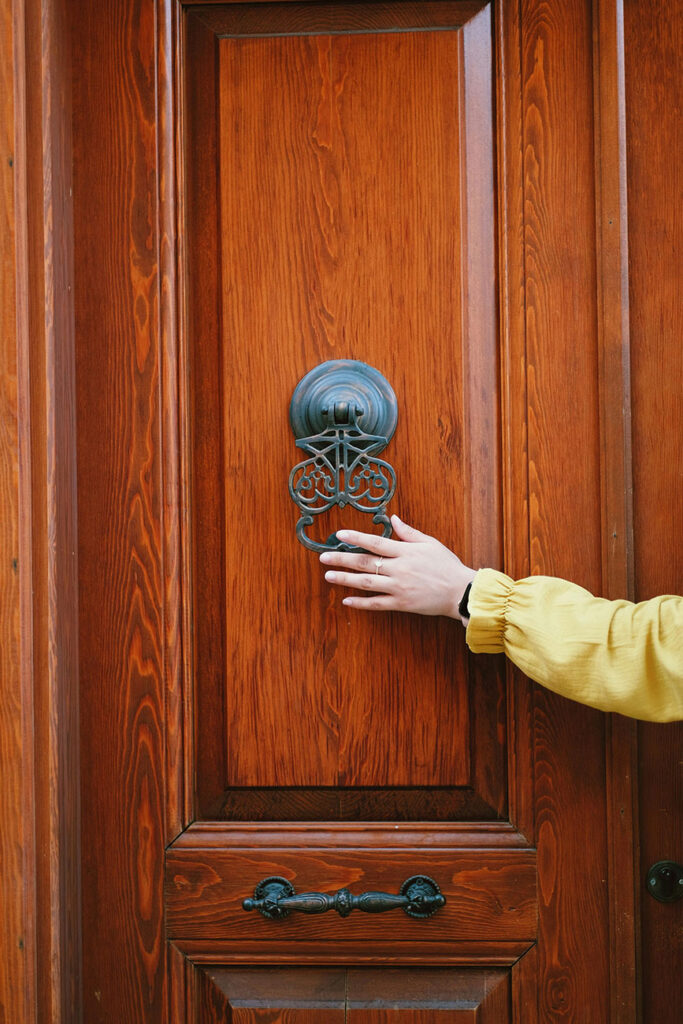 Things Tenants Should Ask a Landlord Before Renting an Apartment (A Smart Checklist That Prevents Problems)